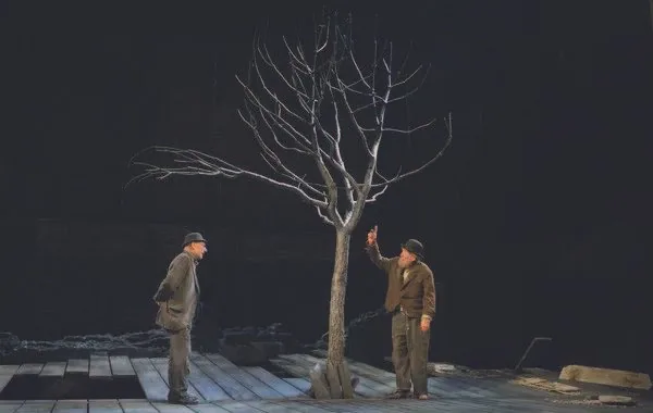 Minimal stage set with single tree.