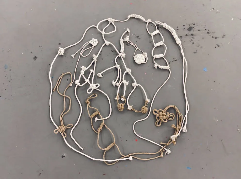 Circular composition of cotton and jute knots linked into a closed loop.